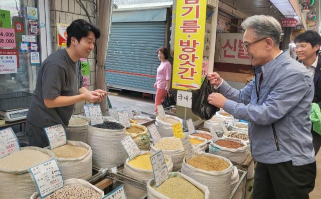 케이메디허브 임직원들이 대구 동구의 동서시장을 방문해 명절 성수품과 생필품 등을 직접 구매했다 사진케이메디허브