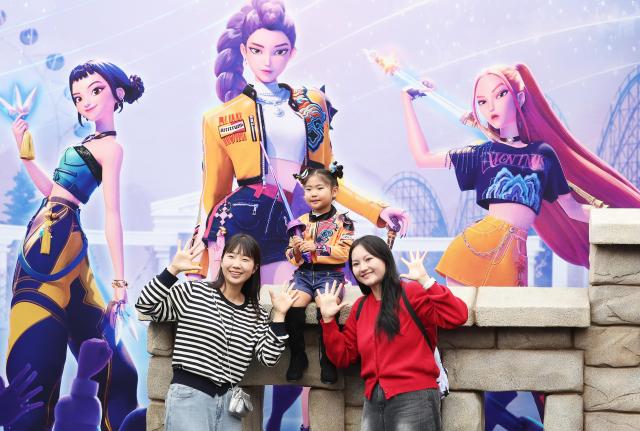 与"猎魔女团"合影