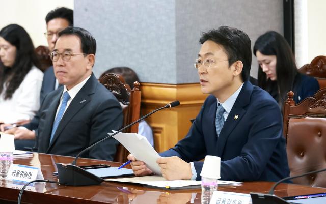 권대영 금융위원회 부위원장이 30일 오전 서울 중구 은행회관에서 개최한 산업 구조혁신 지원 금융권 협약식에서 산업 구조혁신 지원  채권금융기관 자율협의회 운영협약을 체결하고 석유화학 등 주력산업의 사업재편 지원을 약속했다 사진금융위원회