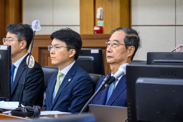 한덕수 전 국무총리오른쪽가 30일 서울 서초구 서울중앙지법에서 열린 내란 우두머리 방조 및 위증 등 혐의로 재판에 피고인으로 출석해 있다 사진연합뉴스