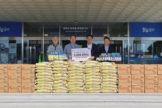 한국동서발전㈜ 동해발전본부가 지역 내 저소득층 가구가 따뜻한 명절을 보낼 수 있도록 백미 100포와 라면 68박스 약 500만원 상당의 물품을 동해시에 기탁하고 있다 사진동해시