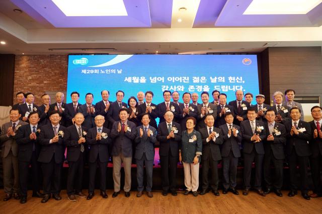 30일 오전 수원 노블레스웨딩컨벤션에서 열린 제29회 노인의 날 기념행사에서 김동연 경기도지와 주요 내빈들과 함께 기념촬영을 하고 있다 사진경기도