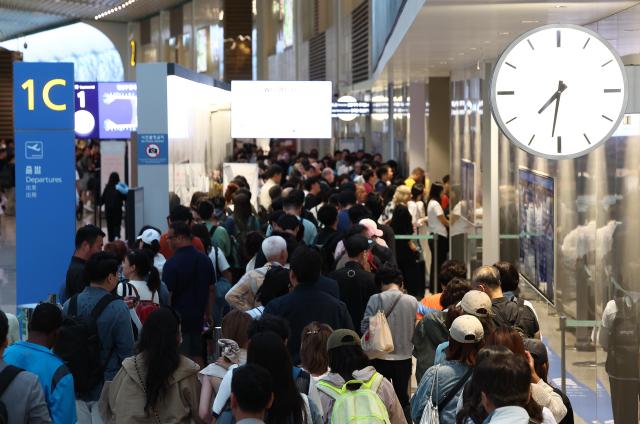 인천 영종도 제2여객터미널 인천국제공항 출국장에서 시민들이 줄을 서 있는 모습 사진연합뉴스
