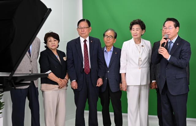 유정복 인천광역시장이 30일 부평구 십정동 스마트 경로당 스튜디오를 방문해 원격으로 어르신들을 만나고 있다 사진인천시