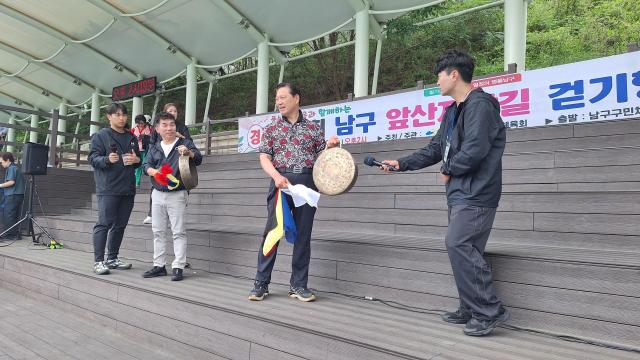 대구 남구는 앞산빨래터공원에서 ‘다문화 가족과 함께하는 가을 숲속 詩낭송회’와 대구남구체육회에서 주관하는 앞산자락길 걷기대회를 개최하였다 사진대구남구