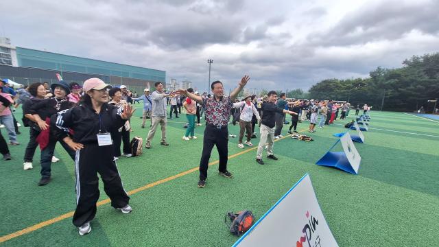 대구 남구는 앞산빨래터공원에서 ‘다문화 가족과 함께하는 가을 숲속 詩낭송회’와 대구남구체육회에서 주관하는 앞산자락길 걷기대회를 개최하였다 사진이인수 기자