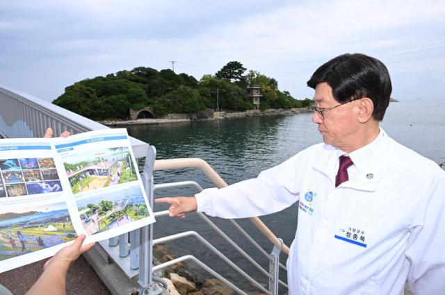 정종복 기장군수가 죽도 관광자원화 사업 현장을 점검하고 있다사진기장군