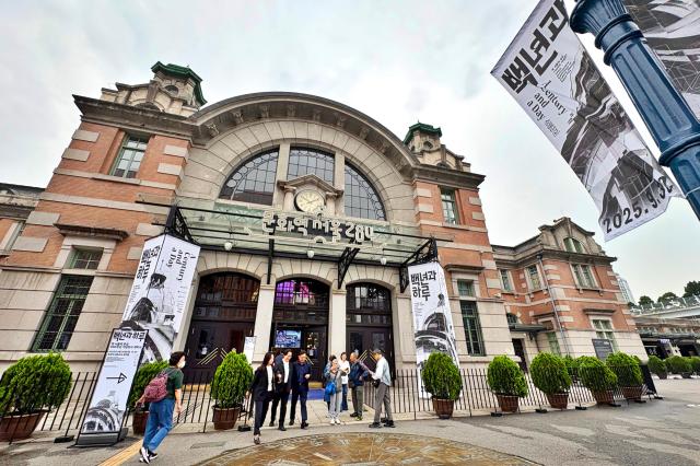 30일 서울 중구 문화역서울 284에 특별기획전 백년과 하루 기억에서 상상으로에서 포스터가 설치되어 있다 사진연합뉴스