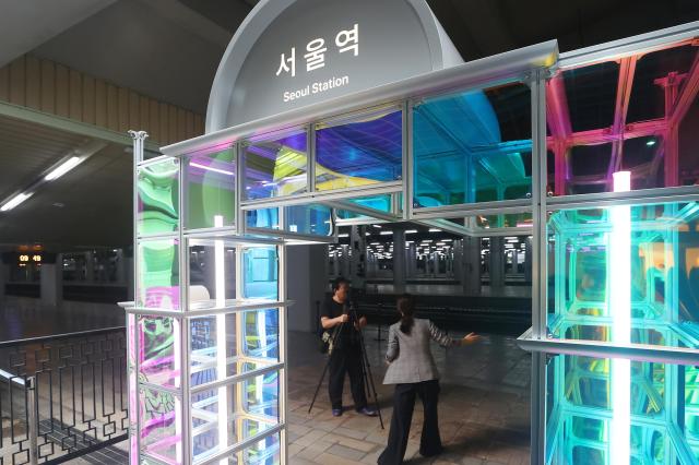 30일 서울 중구 문화역서울 284에서 열린 특별기획전 백년과 하루 기억에서 상상으로에서 참석자들이 전시를 둘러보고 있다사진연합뉴스