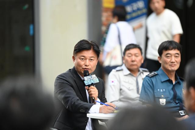 조용익 부천시장이 29일 부천역 피노키오 광장에서 열린 ‘틈만나면 현장속으로’에서 막장 유튜버 활동 근절 방안을 논의하고 있다 사진부천시