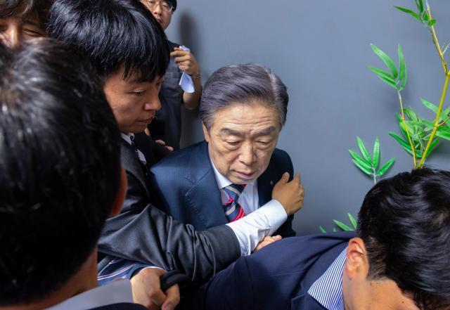 김형석 독립기념관장이 지난 8일 국회 소통관에서 독립기념관 바로 세우기 기자회견을 마친 뒤 기자회견 개최에 항의하는 시민단체의 항의를 받으며 회견장을 떠나고 있다 사진연합뉴스

