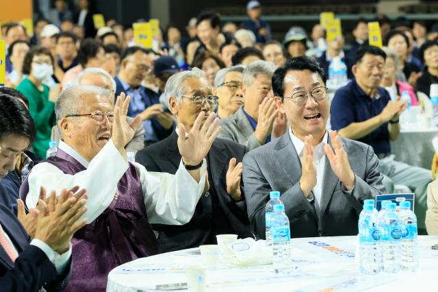 30일 열린 제29회 노인의날 기념식에 참석한 정명근 화성특례시장과 박학순 대한노인회 화성시지회장 등이 경연 무대에 박수를 보내고 있다 사진화성시