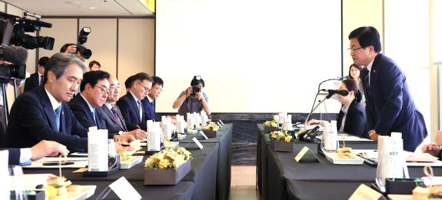 최교진 부총리 겸 교육부 장관이 30일 서울 포시즌스 호텔에서 열린 국가 균형성장을 위한 지방대학 육성 거점 국립대 총장 간담회에서 인사말을 하고 있다 2025930 사진연합뉴스
 