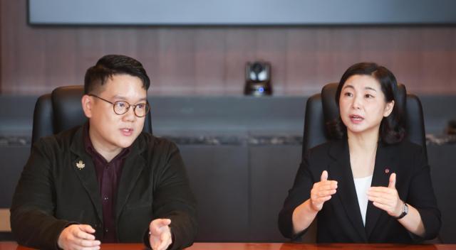 임은영 LG CNS 젠AI 사업담당(오른쪽)과 아이반 장(Ivan Zhang) 코히어 공동창업자(왼쪽)가 30일 서울 여의도 콘래드 호텔에서 기자들과 만나 인터뷰하고 있다. [사진=LG CNS]
