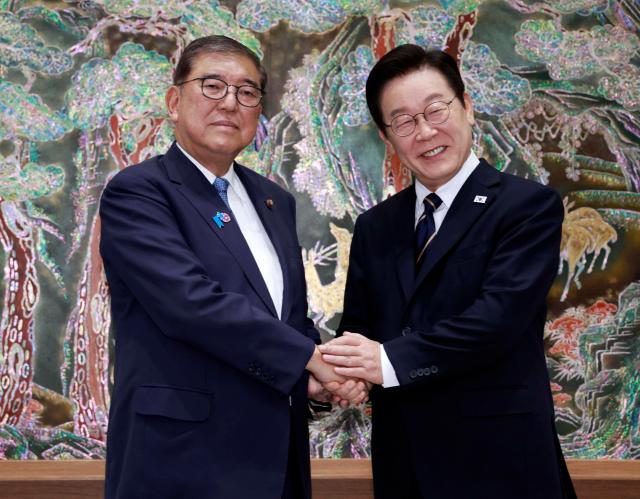 이재명 대통령과 이시바 시게루 일본 총리가 30일 부산 누리마루 APEC 하우스 기념관에서 악수하고 있다 사진대통령실통신사진기자단