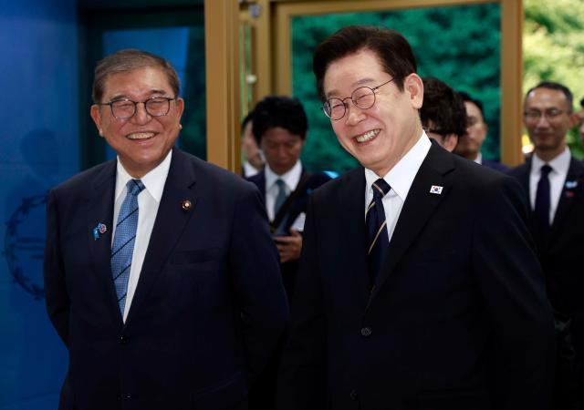 이재명 대통령과 이시바 시게루 일본 총리가 30일 한일 정상회담을 위해 부산 누리마루 APEC 하우스에 입장하고 있다 사진대통령실통신사진기자단