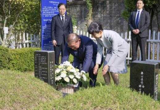 [포토] 고 이수현씨 묘 참배하는 이시바 일본 총리 부부