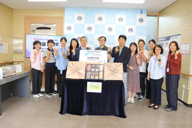 묵호노인종합복지관이 지난 9월 29일 한국전력공사동해지사 및 한전MCS와 함께 58만원 상당의 한과세트 후원 및 전달식을 진행하고 있다 사진동해시