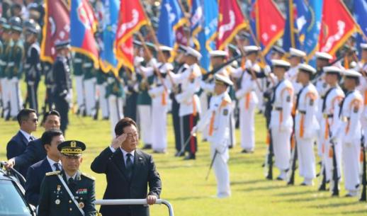 韩国举行建军77周年纪念活动 李在明检阅部队