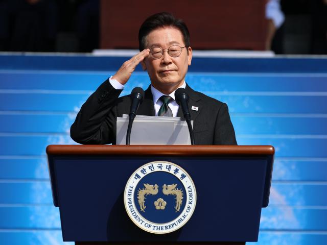 이재명 대통령이 1일 충남 계룡대 대연병장에서 열린 건군 77주년 국군의 날 기념행사에서 거수경례를 하고 있다 사진연합뉴스