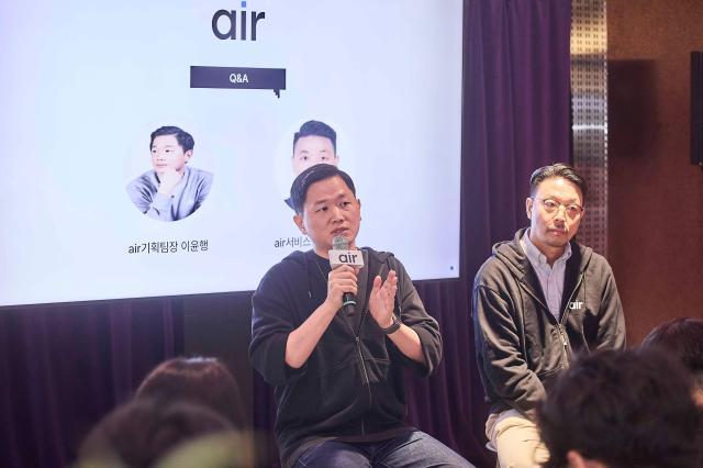 1일 서울 성수동 T팩토리에서 이윤행 SK텔레콤 air기획팀장왼쪽과 SKT 정준영 air서비스팀장이 자급제 전용 디지털 통신 서비스 ‘에어air’를 소개 후 질의응답을 진행하고 있다 사진SKT

