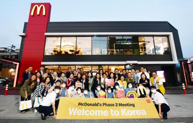 マクドナルドが韓国で初めて行ったアジア地域戦略会議phase2に参加した主要役員団がソウルに位置したソウル泰陵入口駅DT店に訪問し記念撮影をしている 写真韓国マクドナルド