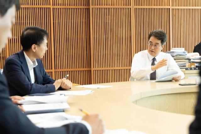김동연 경기도지사가 고액체납자 징수 대책을 위한 회의를 하고 있다 사진경기도