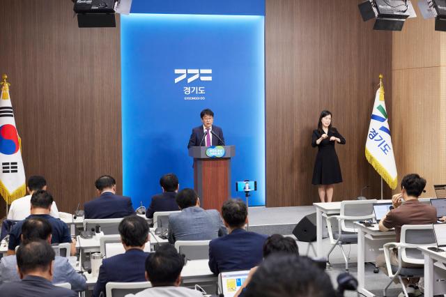 1일 오전 경기도청 브리핑룸에서 강민석 대변인이 고액체납자 징수 대책 관련 브리핑을 하고 있다 사진경기도