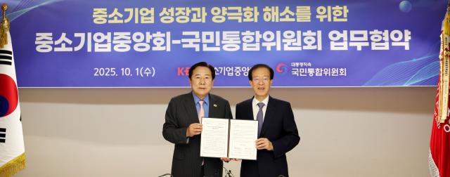 김기문 중소기업중앙회장왼쪽과 이석연 국민통합위원회 위원장이 1일 오전 서울 영등포구 중기중앙회 리더스룸에서 업무협약을 체결한 뒤 기념촬영을 하고 있다 사진중소기업중앙회