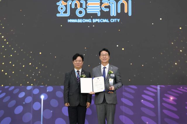 정명근 화성특례시장이 지난달 30일 2025년 전국 지자체 일자리대상에서 공시제 부문 최우수상을 수상하고 김영훈 고용노동부 장관과 기념 촬영을 하고 있다 사진화성시