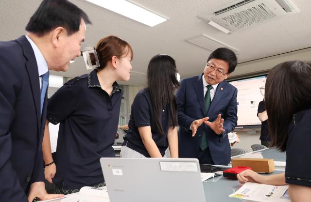 来年の中等教師7147人を選抜…今年より1600人↑