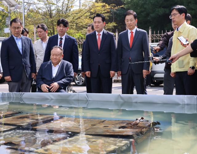 장동혁 국민의힘 대표가 1일 오후 대전 유성구 국가정보자원관리원국정자원 화재 현장을 방문해 설명을 듣고 있다 앞서 지난달 26일 정부 전산시스템이 있는 국정자원에서 리튬이온배터리 화재가 발생해 정부 전산 서비스가 대규모로 마비된 바 있다사진연합뉴스