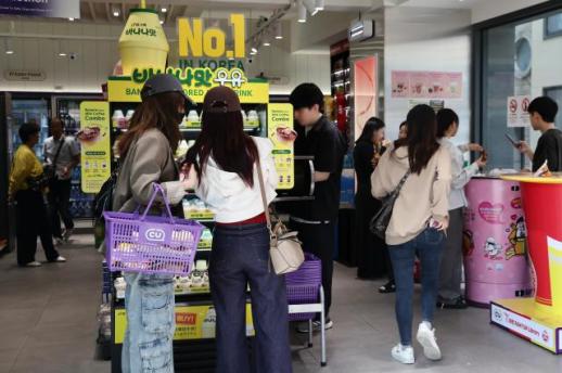 中国游客在明洞便利店买买买