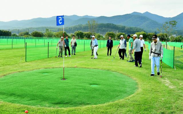 지난달 30일 1일 개장을 앞둔 경산시 하양읍 대조리에 위치한 물빛 파크골프장에 대해 경산시 관계자들이 점검을 실시하고 있다 사진경산시