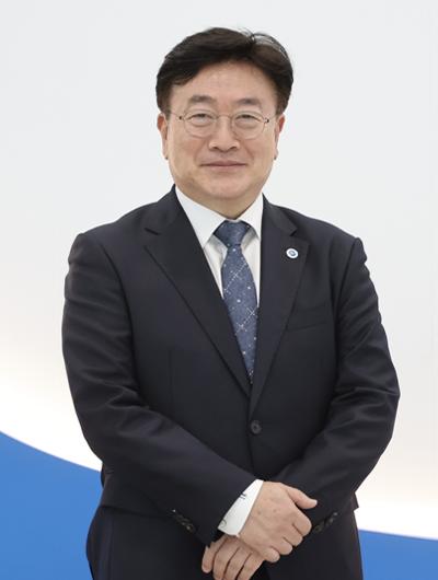 윤원석 인천경제자유구역청장이 인천 송도에서 진행된 AJP와의 인터뷰 중 사진 촬영을 위해 포즈를 취하고 있다