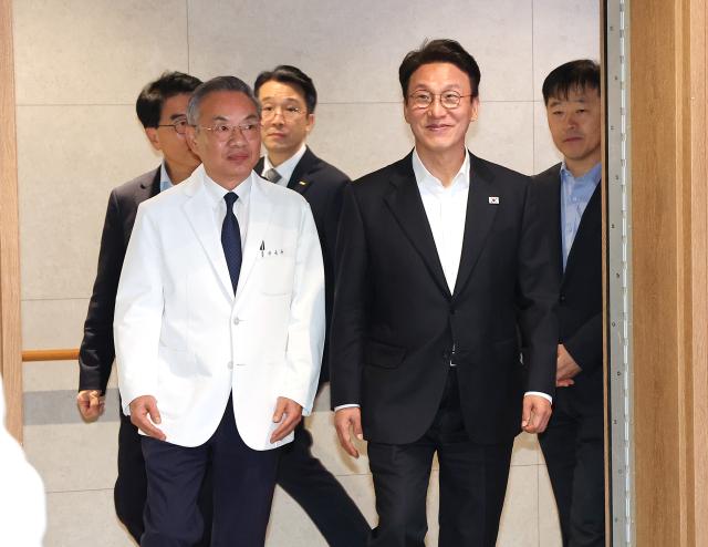 김민석 국무총리가 응급의료 현황을 살피기 위해 1일 충남 천안시 순천향대 천안병원을 방문하고 있다 사진연합뉴스