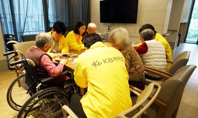 KB라이프가 임직원 봉사단과 지난달 30일 서울 송파구 KB골든라이프케어 위례 빌리지에서 추석 맞이 어르신 봉사활동을 진행했다 사진KB라이프