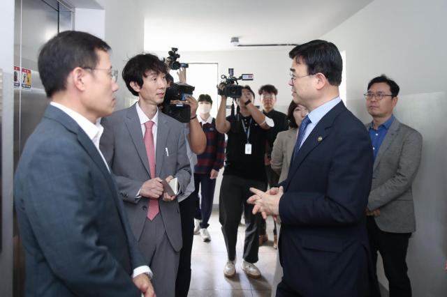 이상경 국토부 차관사진 오른쪽이 1일 재건축 예정단지인 수서1단지를 방문해 현장을 둘러보고 있다 사진국토교통부