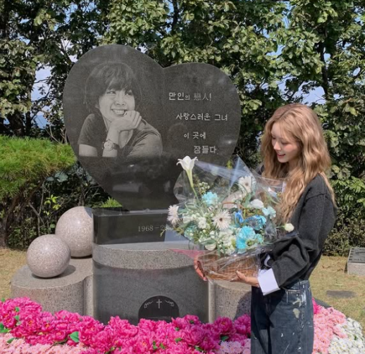 최준희, 母 최진실 묘소 찾았다…자주 못 와서 미안해