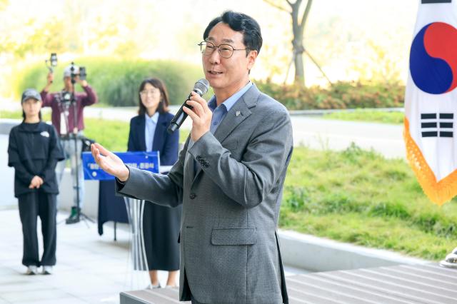 정명근 화성특례시장이 1일 동탄호수공원 주차타워 준공식에서 인사말을 하고 있다 사진화성시
