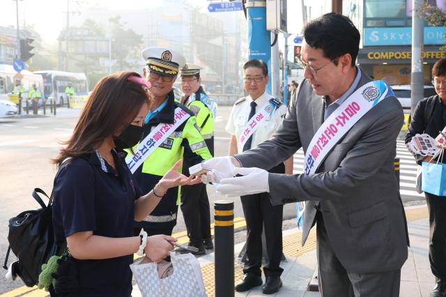 정명근 화성특례시장이 1일 병점역 광장 일원에서 추석맞이 교통안전 캠페인을 하고 있다 사진화성시