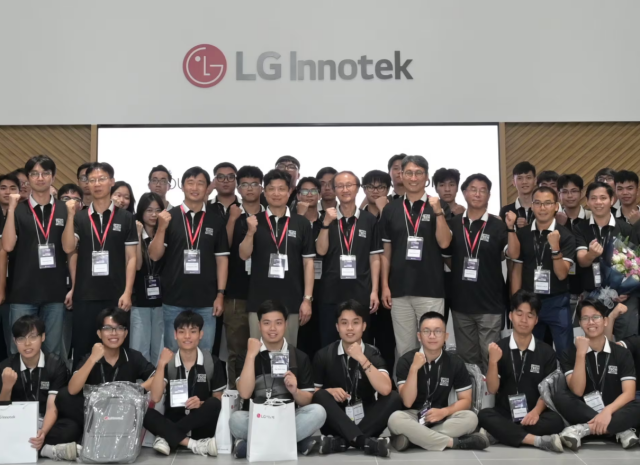 Các quan chức của LG Innotek bao gồm CTO Noh Seung-won hàng thứ hai thứ 4 từ trái sang và CHO Lee Dong-hoon hàng thứ hai thứ 6 từ trái sang đang chụp ảnh kỷ niệm với các sinh viên Việt Nam đã tham gia sự kiện tuyển dụng nhân tài cho lĩnh vực RD quang học được tổ chức tại nhà máy sản xuất của LG Innotek tại Hải Phòng Việt Nam vào ngày 27 tháng 9 năm 2025 ẢnhLG Innotek