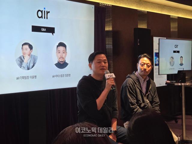 1일 서울 성수동 T팩토리에서 이윤행 SK텔레콤 air기획팀장왼쪽과 SKT 정준영 air서비스팀장이 자급제 전용 디지털 통신 서비스 ‘에어air’를 소개 후 질의응답을 진행하고 있다사진선재관 기자