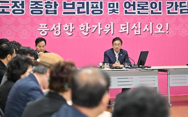 이철우 경북도지사가 1일 경주엑스포공원 대회의장에서 도정 주요 현안에 대한 추석맞이 종합브리핑 및 언론인 간담회를 갖고 있다 사진경상북도