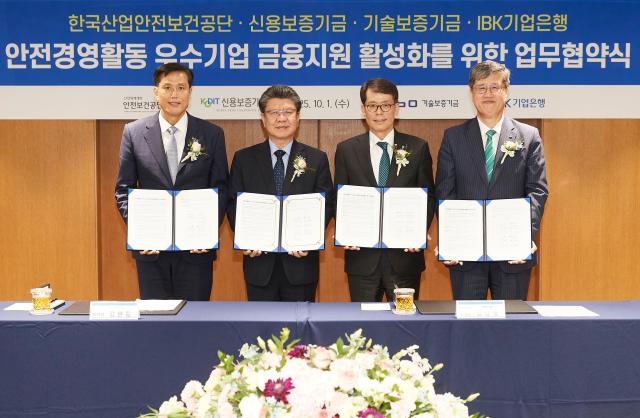 1일 서울 중구 소재 IBK기업은행 본점에서 열린 업무협약식에서 왼쪽부터 박주선 기술보증기금 전무이사 김현중 한국산업안전보건공단 이사장 김성태 기업은행장 최원목 신용보증기금 이사장이 기념촬영을 하고 있다 사진기업은행