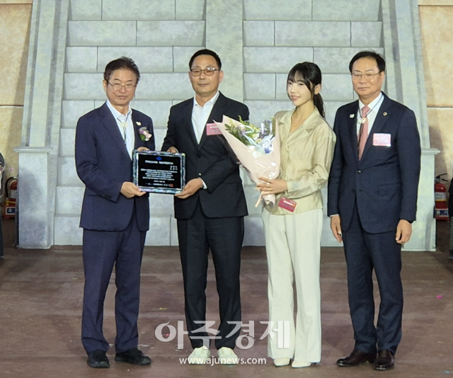 경북 울릉군 바르게살기운동 협의회 홍준기 이사좌측 두번째가 자랑스러운 경북도민상을 수상하는 영예를 안았다 사진안경호 기자