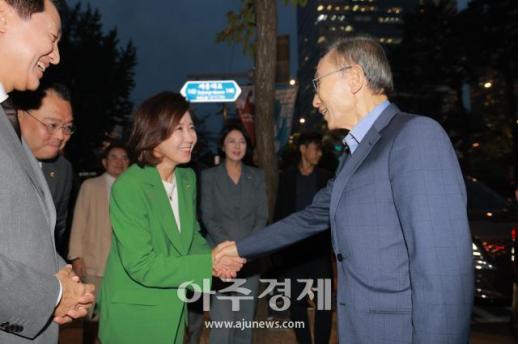 [포토] 인사 나누는 나경원·이명박 전 대통령