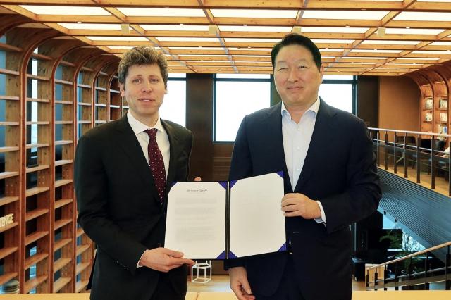 최태원 회장오른쪽과 샘 올트먼 OpenAI CEO왼쪽 등 양사 경영진들이 1일 서울 종로구 SK서린빌딩에서 메모리 공급 의향서Memory Supply LOI와 서남권 AI DC 협력에 관한 양해각서MOU를 체결했다사진SK