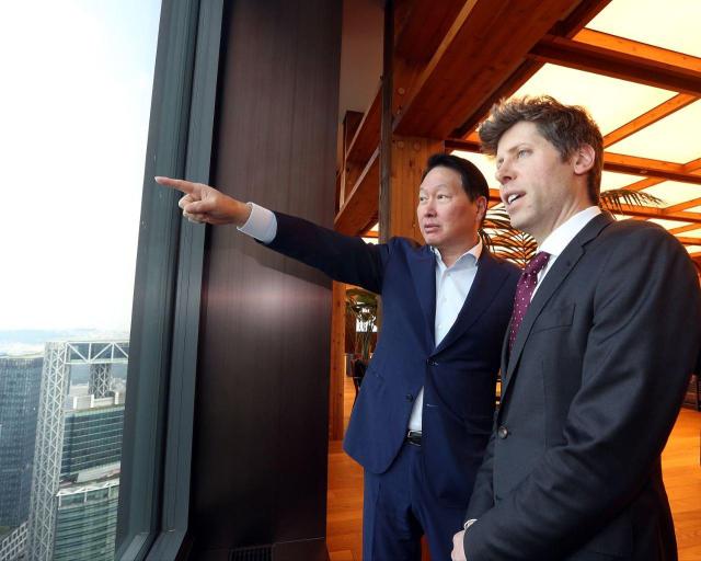 최태원 회장오른쪽과 샘 올트먼 OpenAI CEO왼쪽가 1일 서울 종로구 SK서린빌딩에서 창밖을 보며 환담을 하고 있다사진SK