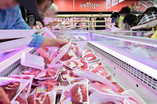 Customers select beef at a Seoul market event on Sept. 21.